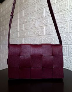 CROSSBODY LONDON - CUERO PÚRPURA