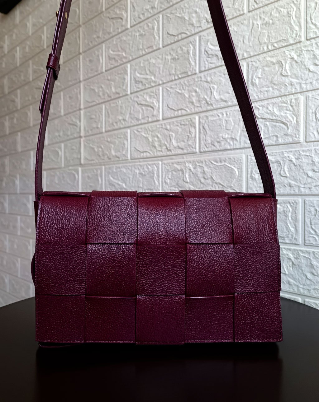 CROSSBODY LONDON - CUERO PÚRPURA